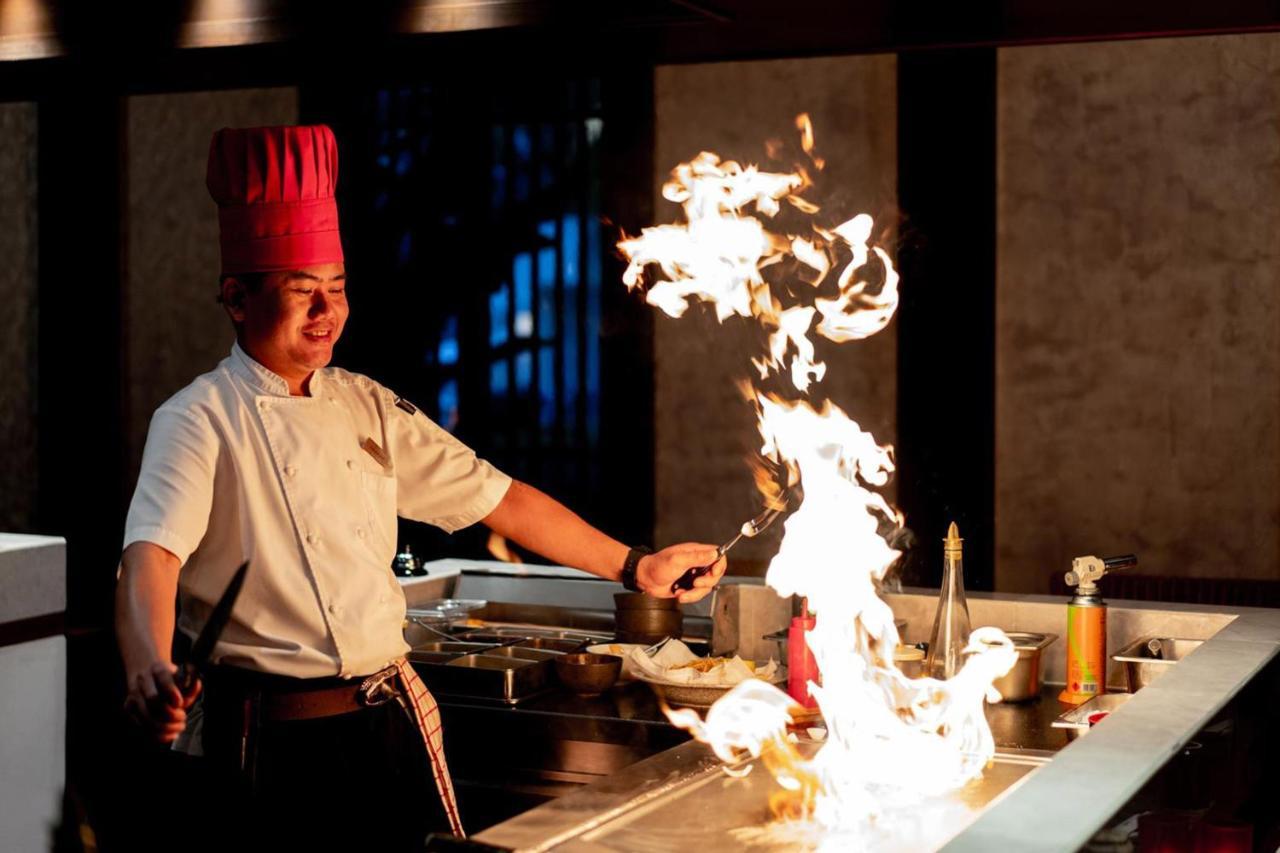 Jw Marriott Khao Lak Resort And Spa Екстериор снимка A chef cooking with a flaming wok
