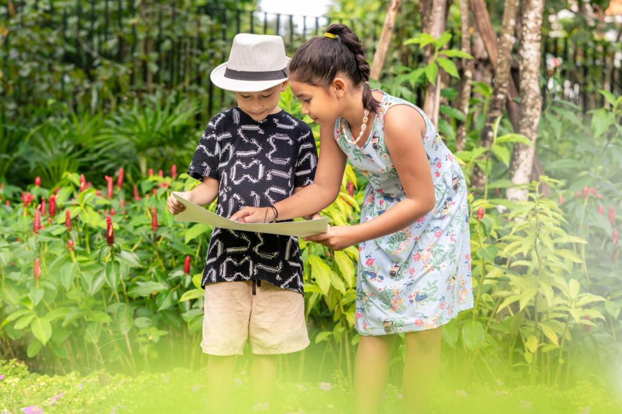 Jw Marriott Khao Lak Resort And Spa Екстериор снимка Children at the National Museum of Natural History
