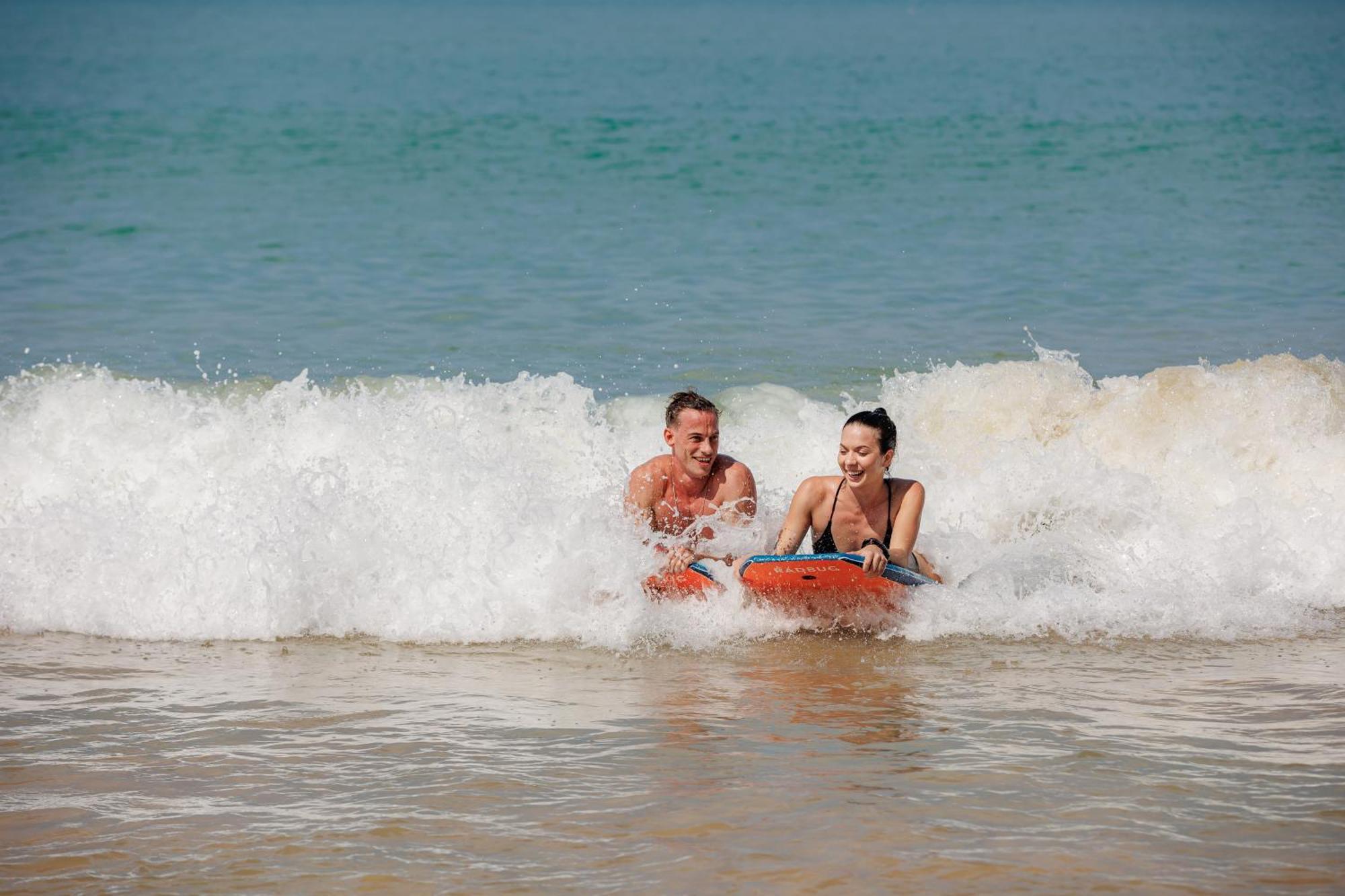 Jw Marriott Khao Lak Resort And Spa Екстериор снимка Bodyboarding in the waves