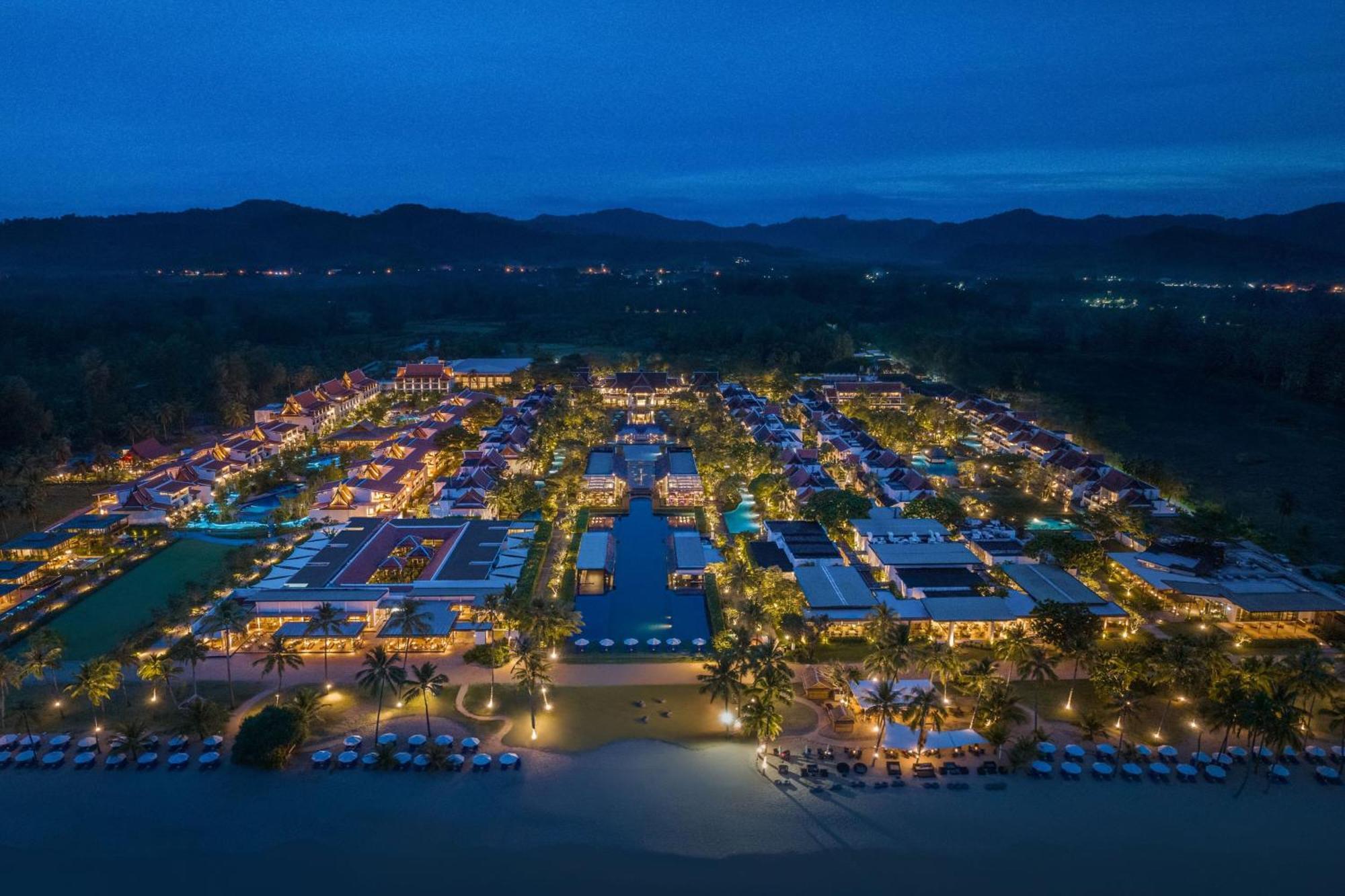 Jw Marriott Khao Lak Resort And Spa Екстериор снимка Hua Hin at night