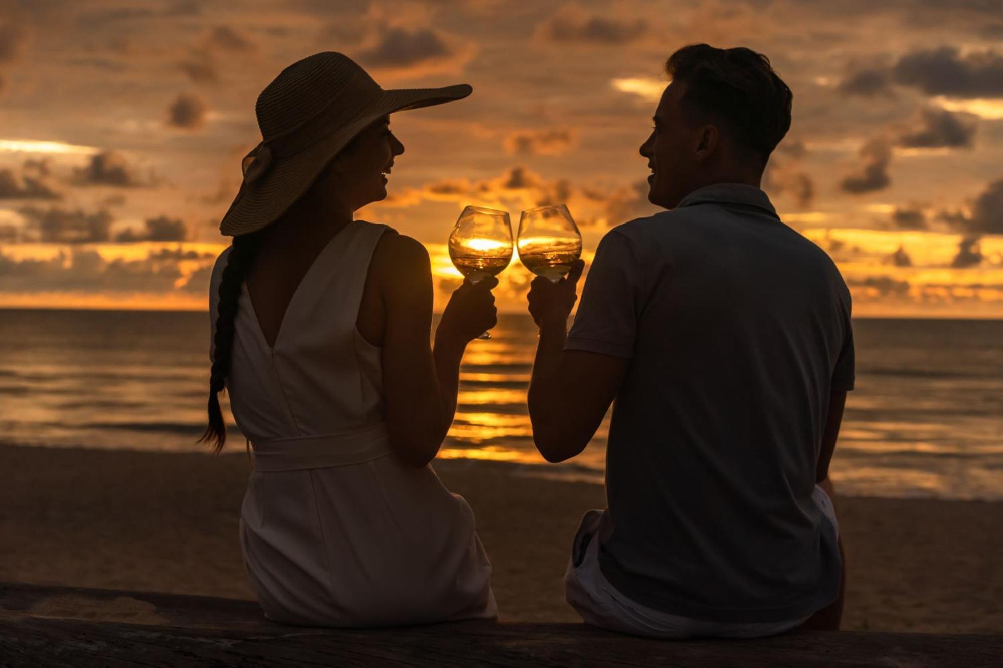 Jw Marriott Khao Lak Resort And Spa Екстериор снимка Sunset at the beach
