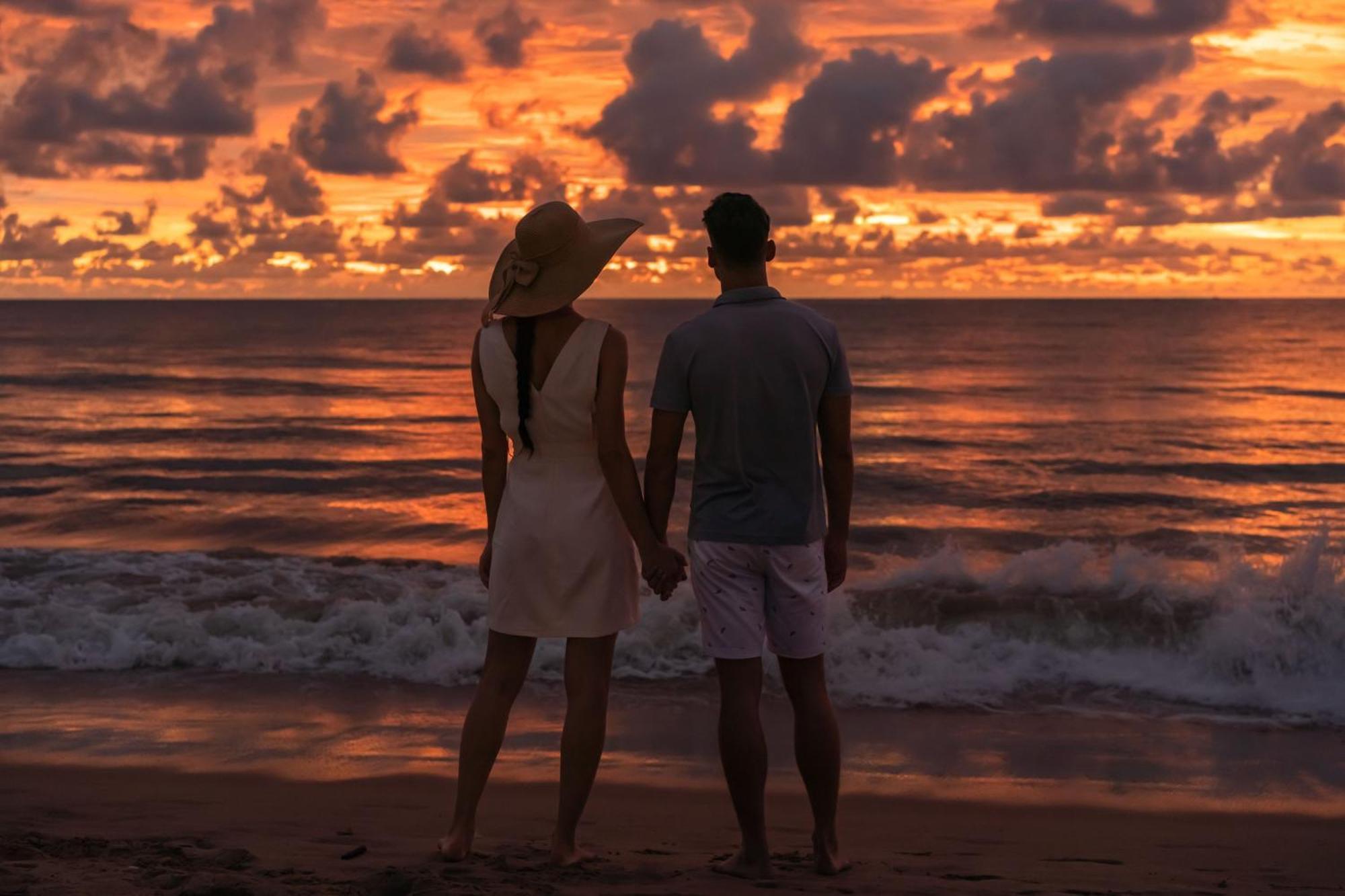 Jw Marriott Khao Lak Resort And Spa Екстериор снимка Sunset at the beach