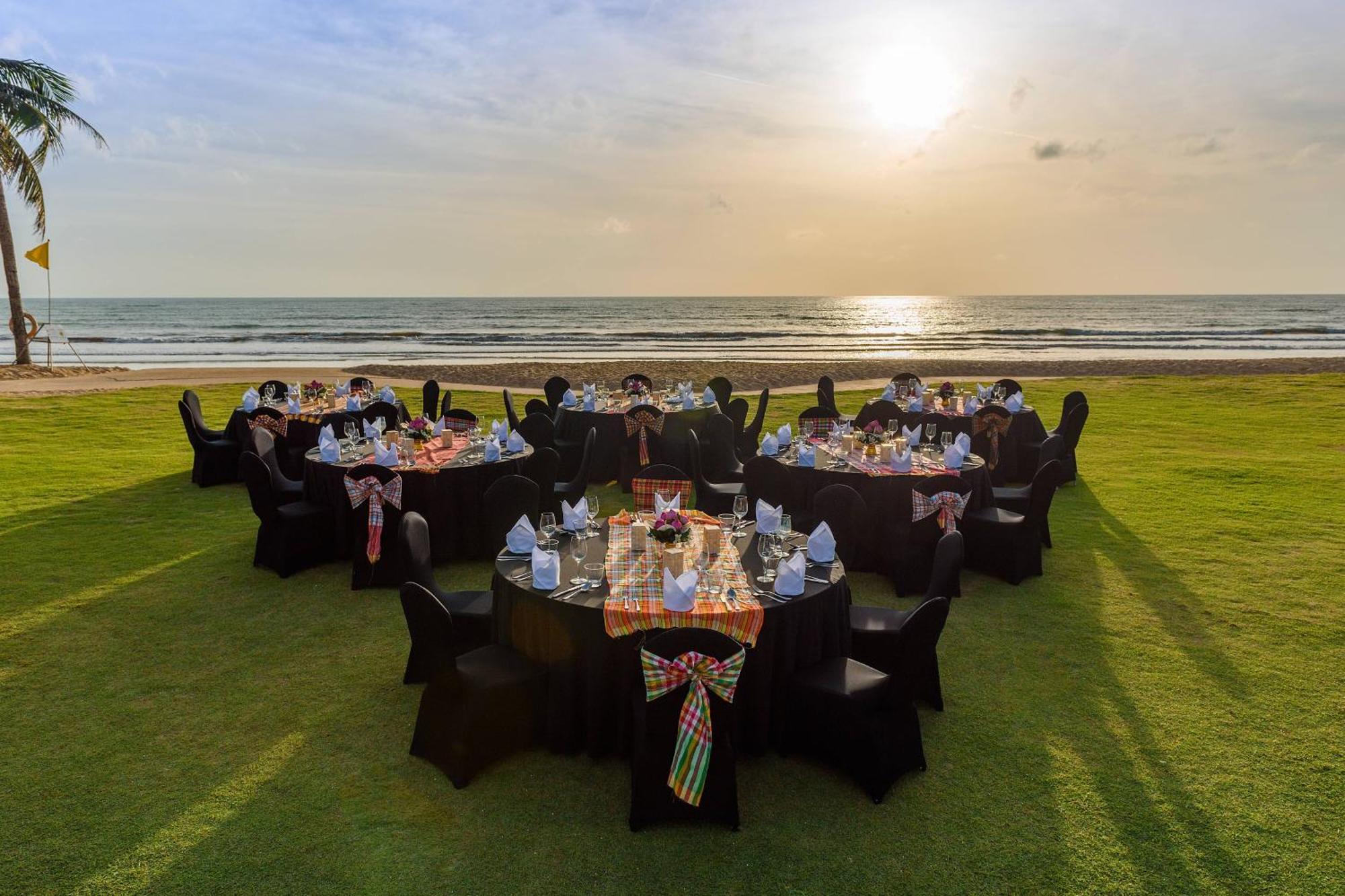 Jw Marriott Khao Lak Resort And Spa Екстериор снимка The lawns at the Taj Bengal