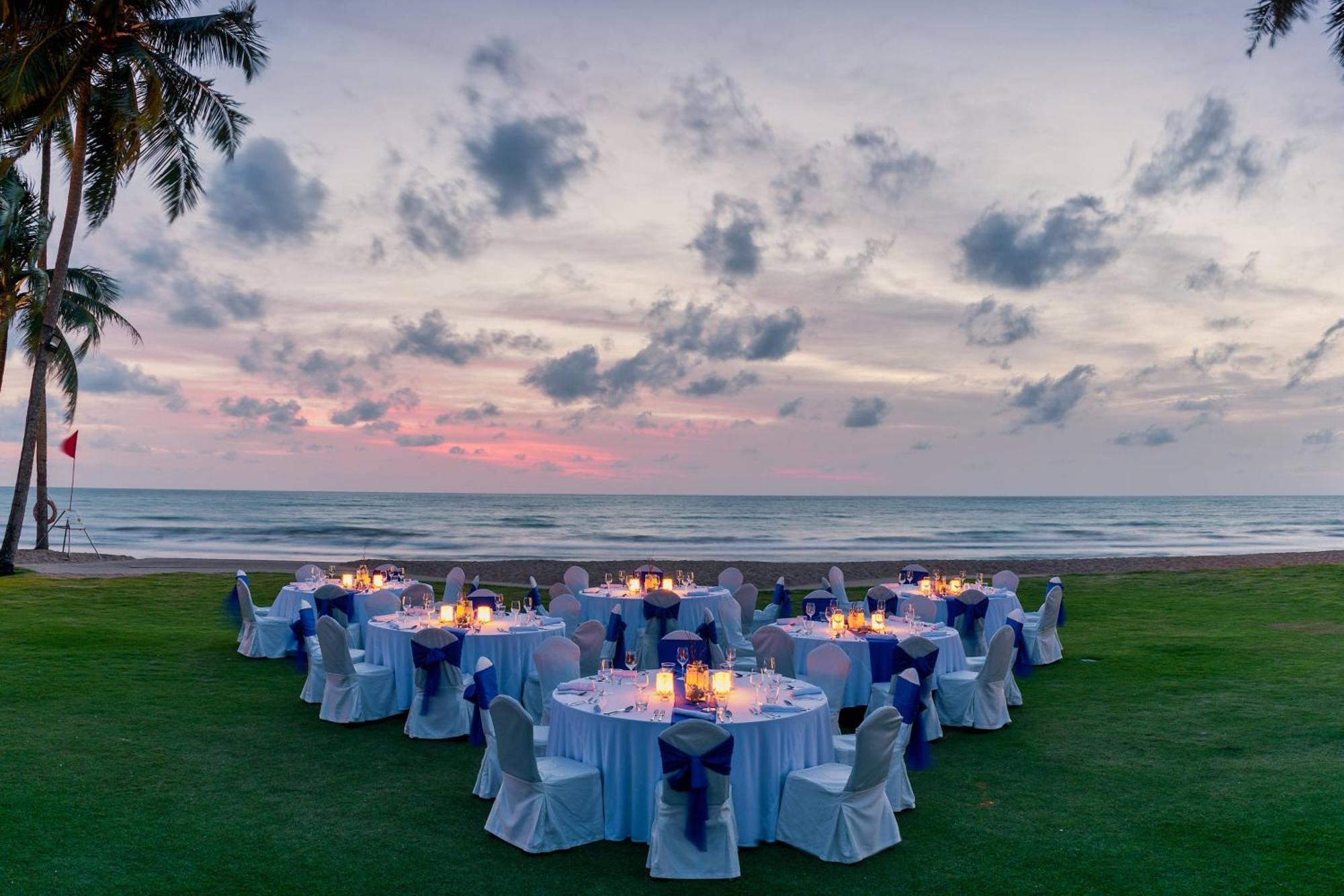 Jw Marriott Khao Lak Resort And Spa Екстериор снимка The Beachfront Lawn